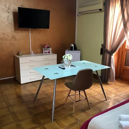 Monolocale Con Letto Matrimoniale In Centro Διαμέρισμα