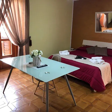 Monolocale Con Letto Matrimoniale In Centro Διαμέρισμα *